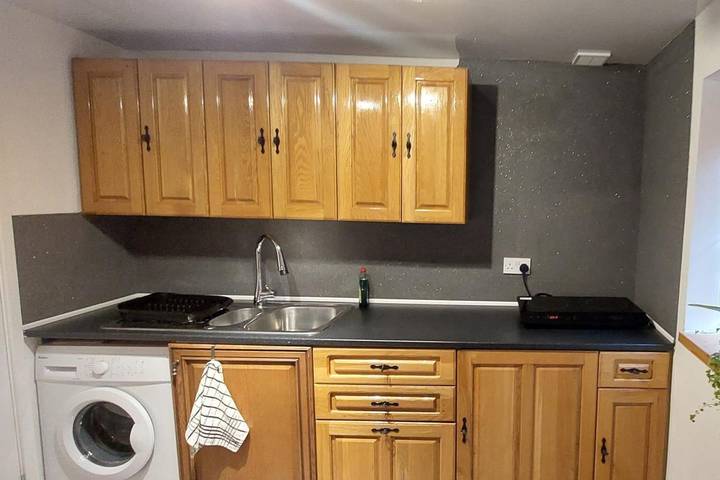 Entire holiday apartment, Couples/Business/Family- Wifi- Parking- Sleeps 2 in Coventry, Birmingham Area