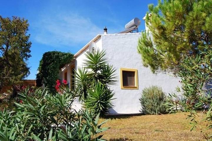 Villa for 6 people, with pool and garden as well as terrace in Santa Maria