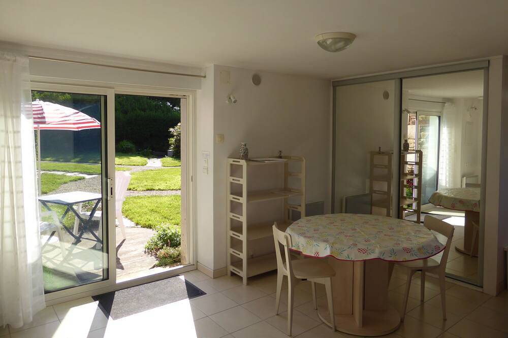 Appartement entier, Gîte lumineux avec terrasse et jardin au calme in Lannion, Région de Lannion
