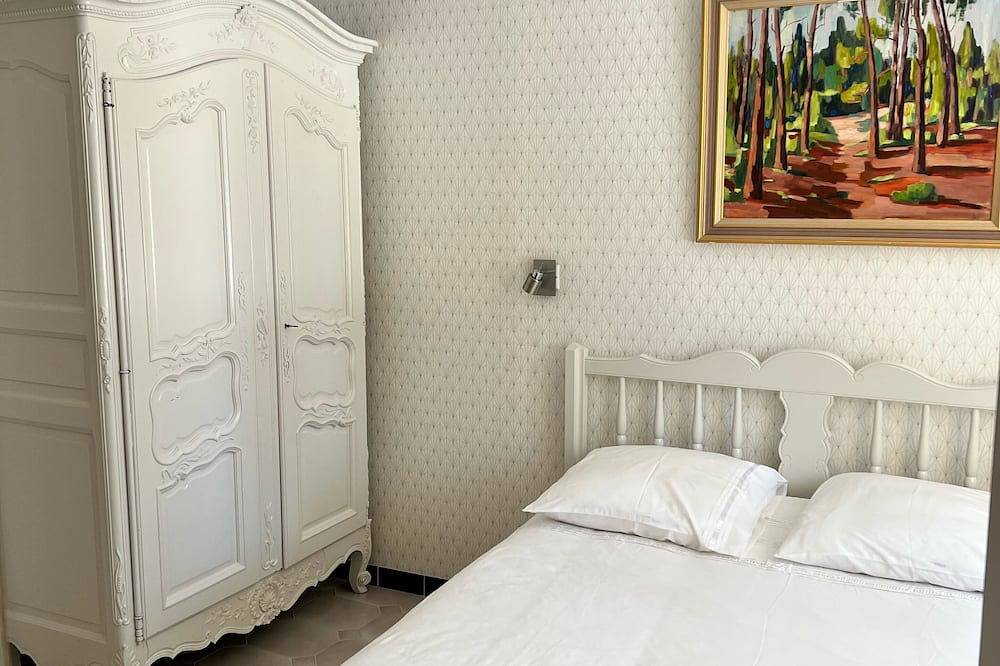 Renovated, spacious Les toiles à Elise mansion with swimming pool in Saint-Geniès-de-Comolas, Nimes region