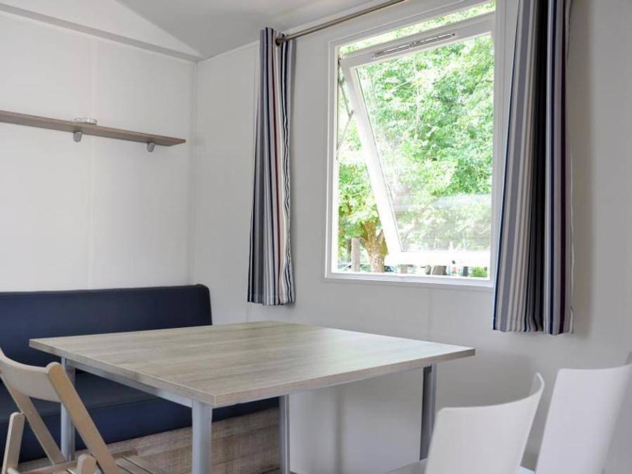 Flower Camping Les Berges de la Dordogne - Mobilheim 4 personen - Mobilheim Confort 25m² Loggia - 2 Zimmer + Überdachte Terrasse 4 Pers. in Trémolat, Périgord Pourpre