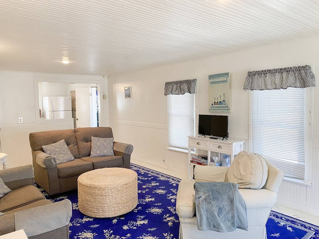 New Remodel! Updated Cottage near Beach and Park in Manistee, Manistee County