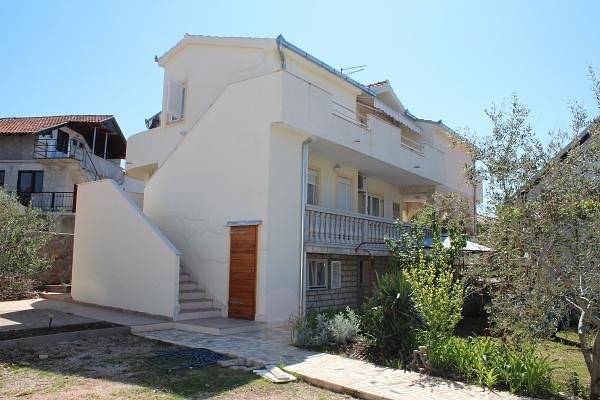 Gîte pour 4 personnes, avec terrasse à Pirovac - 2