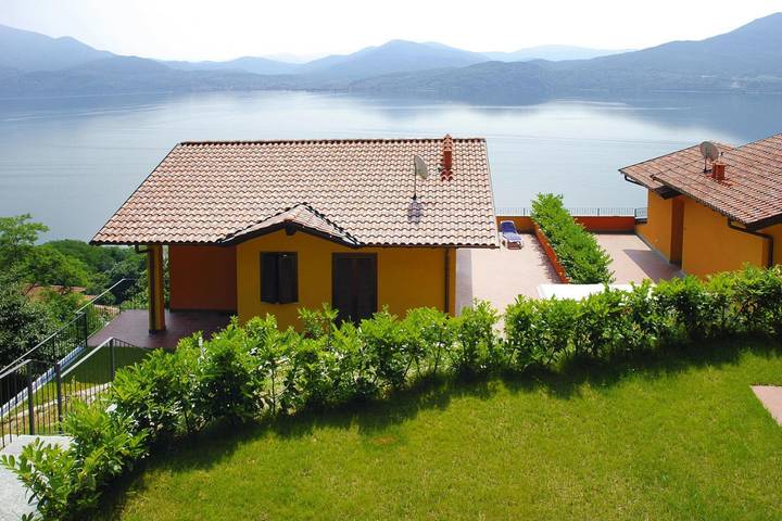 Location de vacances pour 4 personnes, avec balcon/terrasse ainsi que piscine et terrasse à Commune de Oggebbio