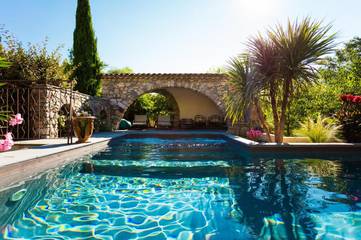 Gîte pour 2 personnes, avec piscine et sauna ainsi que jardin et jacuzzi à Brissac