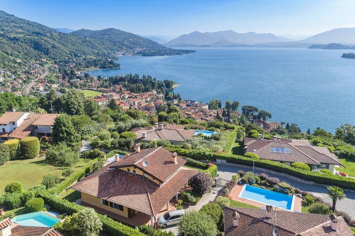 Villa con piscina per 8 persone, con panorama e piscina nonché vista lago e giardino sul Lago Maggiore