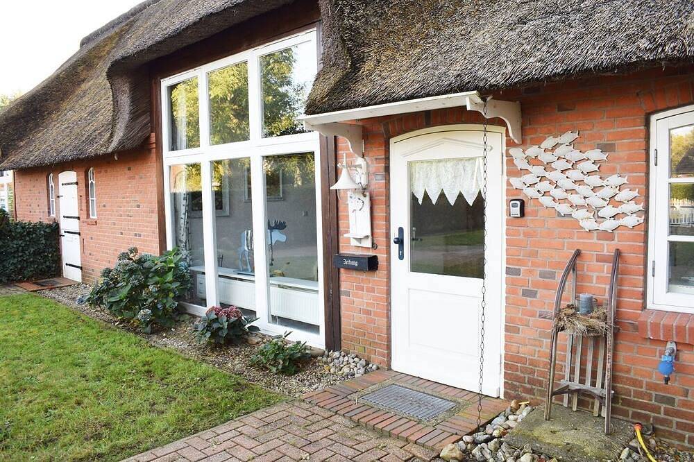 Charmantes Reetdachhaus mit eingezäuntem Garten in Bordelum, Nordfriesland