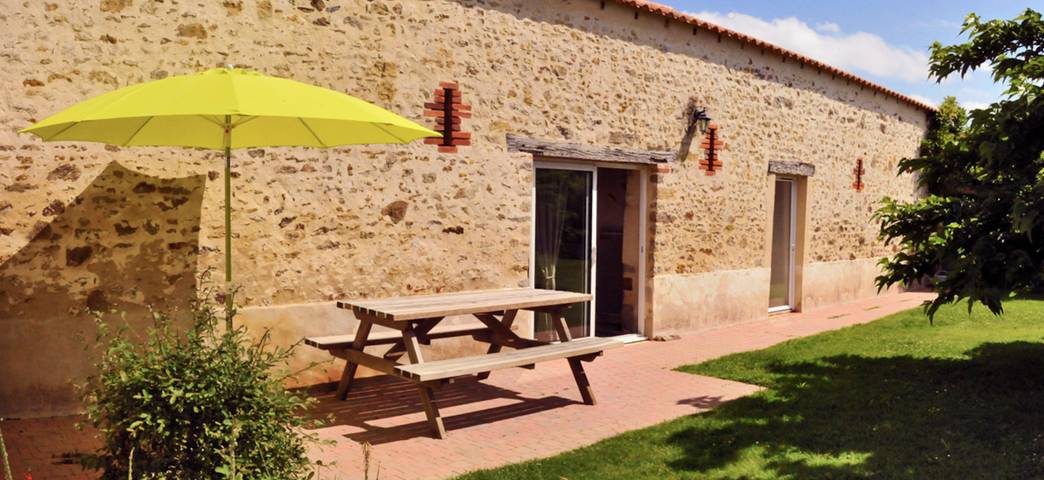 Gîte pour 5 personnes, avec jardin ainsi que terrasse et piscine à Saint-Hilaire-la-Forêt