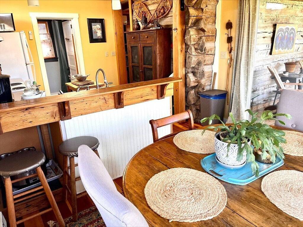 Cozy Backyard Log Cabin/ Great Sunsets/10 min North of Asheville/easy access in Flat Creek, Buncombe County