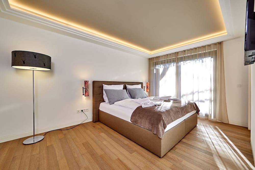 Ganze Wohnung, Modern mit Tradition, Suite mit  gr. Südterrasse, Bbq, Wifi, Zugang Sauna Haus in Murnau am Staffelsee, Das Blaue Land