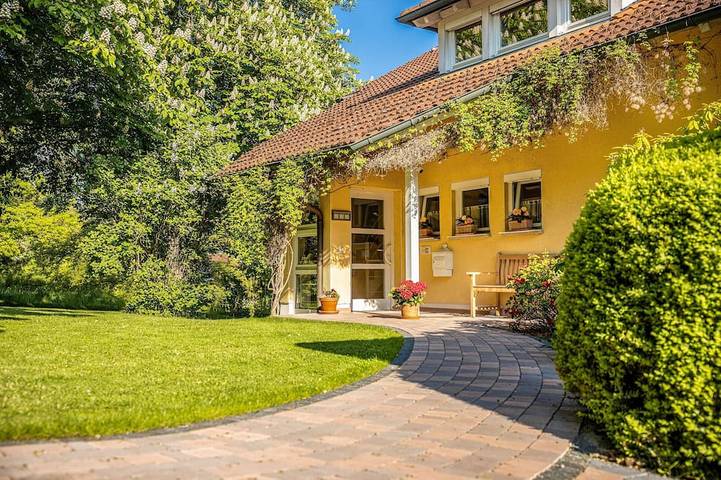 Ferienwohnung für 2 Personen, mit Terrasse und Garten sowie Pool und Sauna in Bad Dürrheim