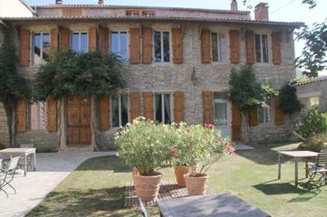 Chambre d’hôte pour 4 personnes, avec piscine ainsi que jardin et vue à Saint-Georges-de-Luzençon