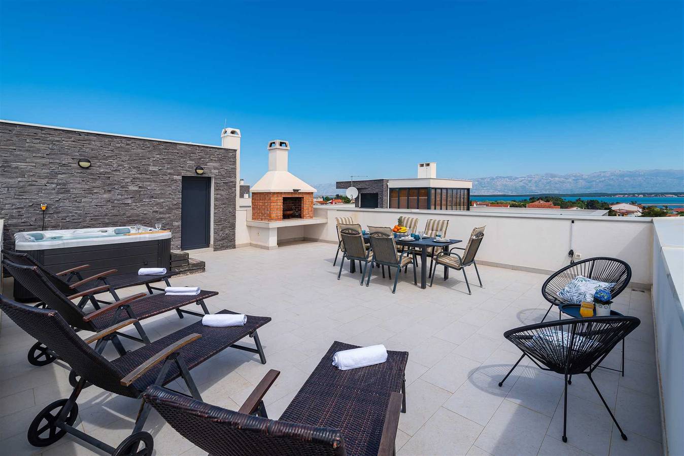 Geheel appartement, Jacuzzi | Sea view | For 4 persons | New and modern in Nin, Zadar