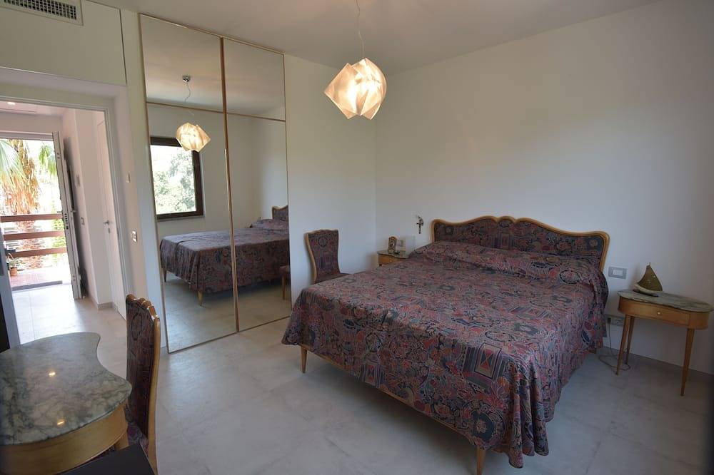 Villa en el \"Monte-Mare-Lago\" en Torre Paola Sabaudia in Sabaudia, Agro Pontino