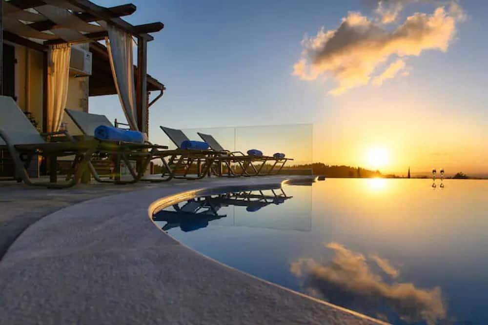 Villa Verde, Über dem Hügel mit spektakulärem Meerblick und privatem Pool in Poulades, Korfu