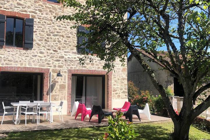 Location de vacances pour 10 personnes, avec terrasse ainsi que jardin et jacuzzi dans Saint-Yrieix-sous-Aixe