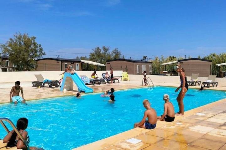 Zecamping 3* pataugeoire piscine locatif Tv clim 29m2 6 pers in Saint-Mitre-les-Remparts, Mediterranean Coast (France)