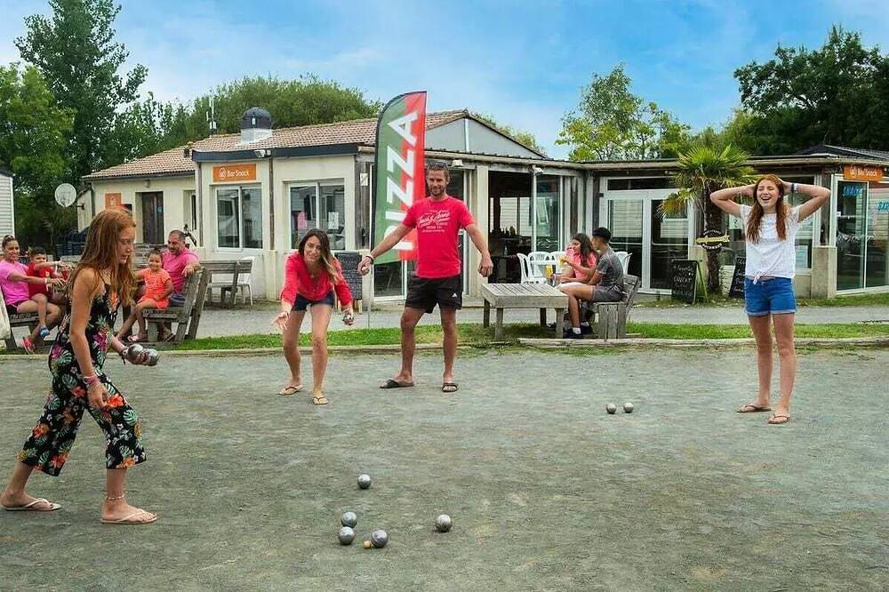 Camping Les Catalpas*** - Mobile home Classic 4 Rooms 6 People in Saint-Georges-de-Didonne, Côte de Beauté