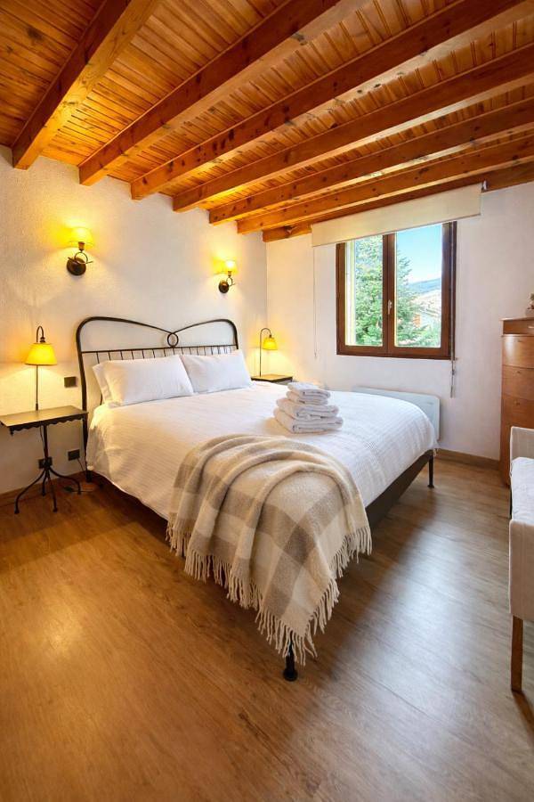 Gîte pour 6 personnes, avec Balcon et Terrasse ainsi que Jardin et Vue à Palau-de-Cerdagne
