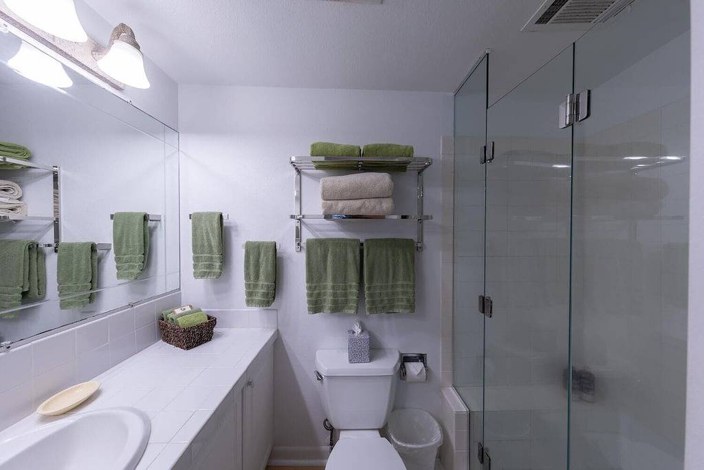 Ganze Wohnung, Oceanfront Two Bedroom Condo at Sea Village with A/C in All Rooms! in Kailua-Kona, South Kona