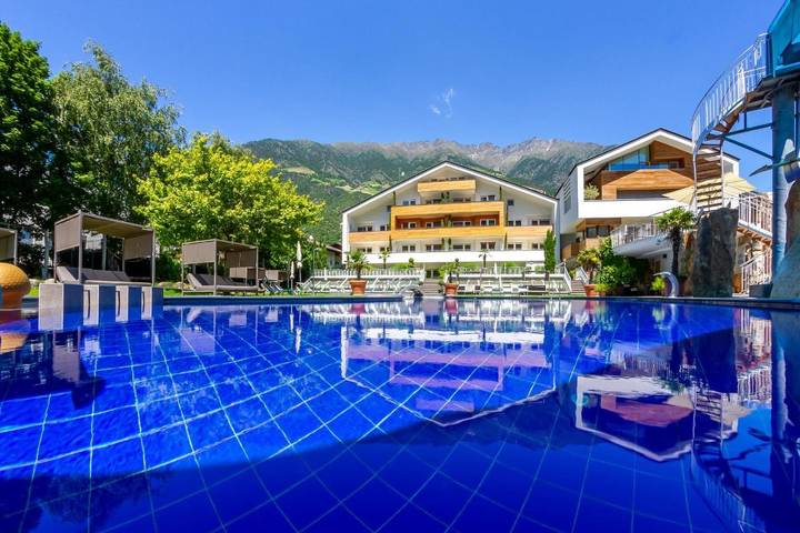 Hotel für 6 Personen, mit Balkon und Whirlpool sowie Terrasse und Garten in Naturns