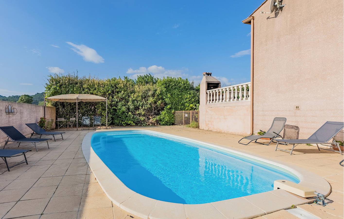 Orbside Villa: 120m² with Parking, TV, Garden & Pool. in Cessenon-sur-Orb, Béziers region