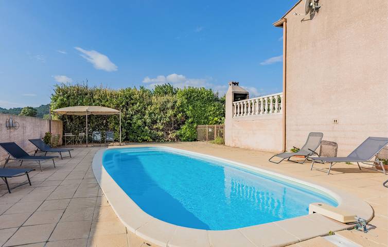 Orbside Villa : 120m² avec parking, TV, jardin et piscine. in Cessenon-sur-Orb, Côte méditerranéenne (France)