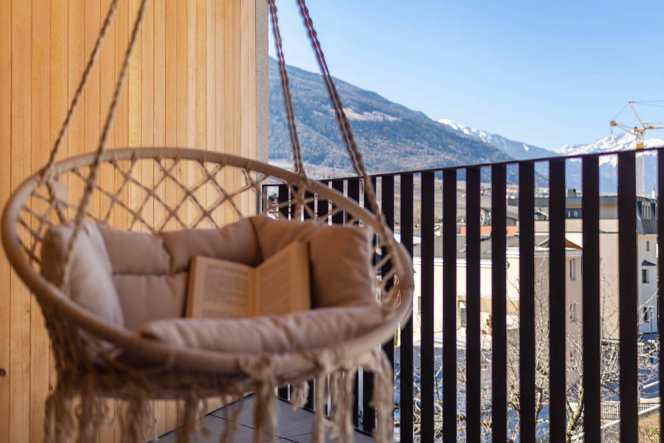 Ganze Wohnung, Ferienwohnung 'Adler Living Attika Wohnung' mit Bergblick, Terrasse & Wlan in Naturns, Texelgruppe