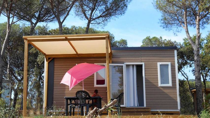 Camping pour 4 personnes, avec jacuzzi ainsi que bassin pour enfant et piscine à Le Muy