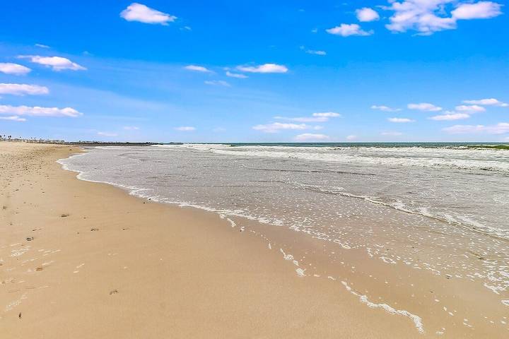 Vacation rental for 6 people, with terrace and yard in Ventura