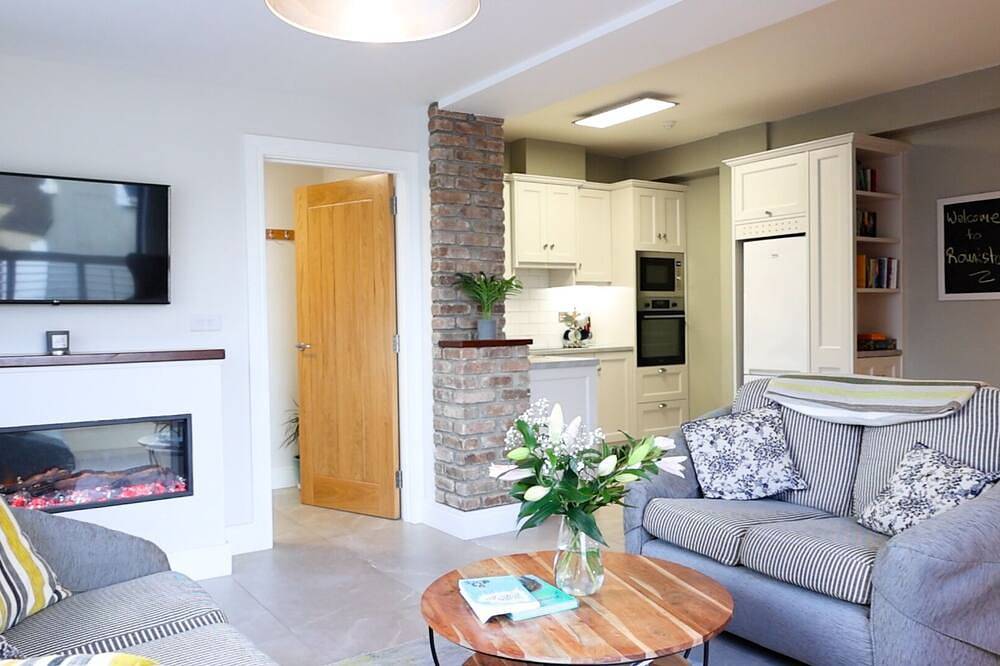 Entire apartment, Ryans Roundstone Retreats Roundstone Harbour Lights in Roundstone, Connemara