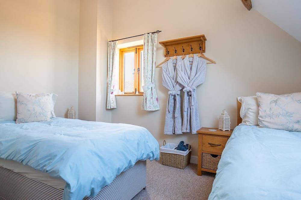 Siskin Barn, Near Stratford-upon-Avon, sleeps 9 guests  in 4 bedrooms in Bidford on Avon, Warwickshire