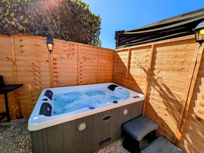 Holiday rental for 2 people, with Hot tub and Terrace as well as Garden in Swindon