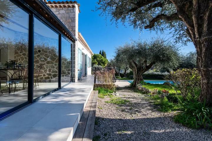 Location de vacances pour 5 personnes, avec jardin à La Roquette-sur-Siagne