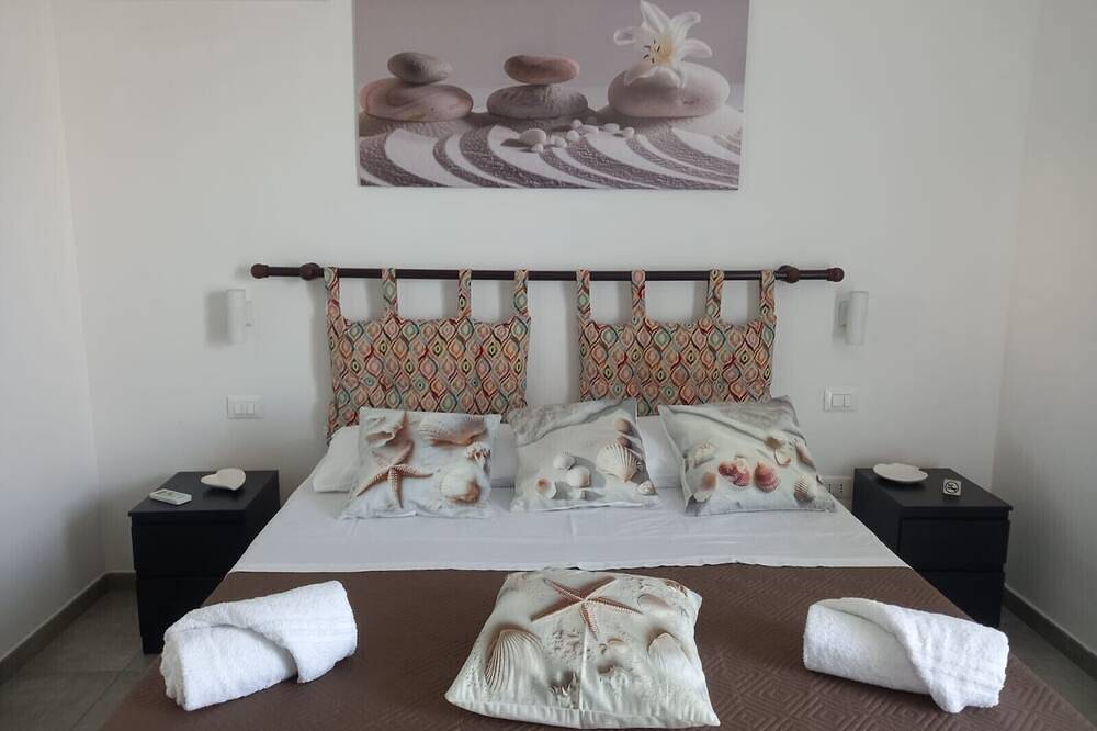 Apartamento entero, Casa vacacional 'Calarossa Tourist House Di Ale & Anny' con vistas al mar, Wi-Fi y aire acondicionado in Terrasini, Provincia de Palermo