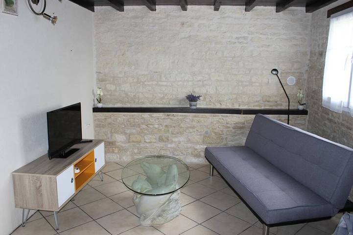 Gîte pour 4 personnes, avec terrasse ainsi que jardin et piscine à Prissé-la-Charrière