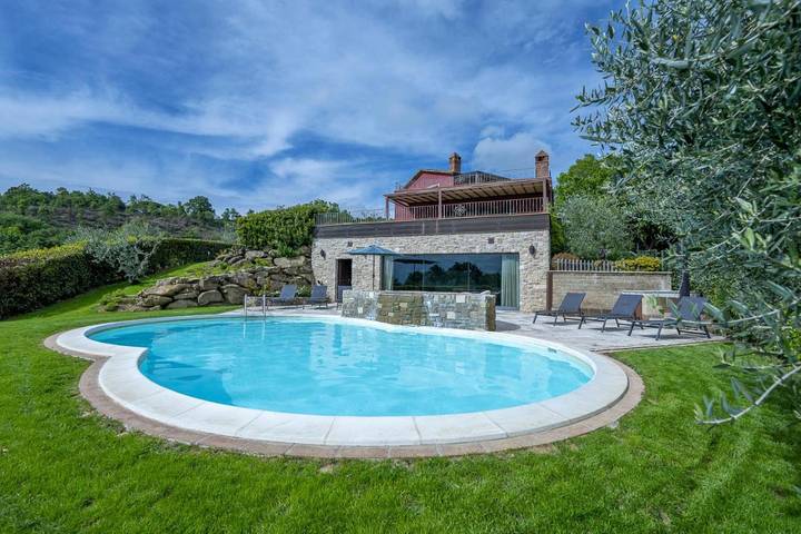 Villa per 5 persone, con Balcone e Idromassaggio nonché Terrazza e Giardino a Passignano sul Trasimeno