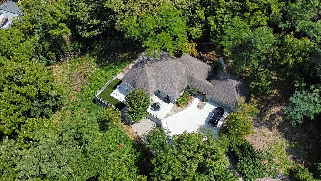 Private retreat with great views of downtown Cincinnati in Kenton County