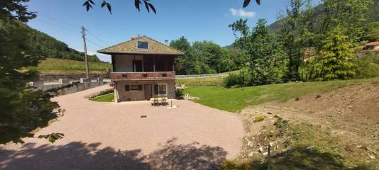 Gîte pour 8 personnes, avec terrasse et jardin à Orcier
