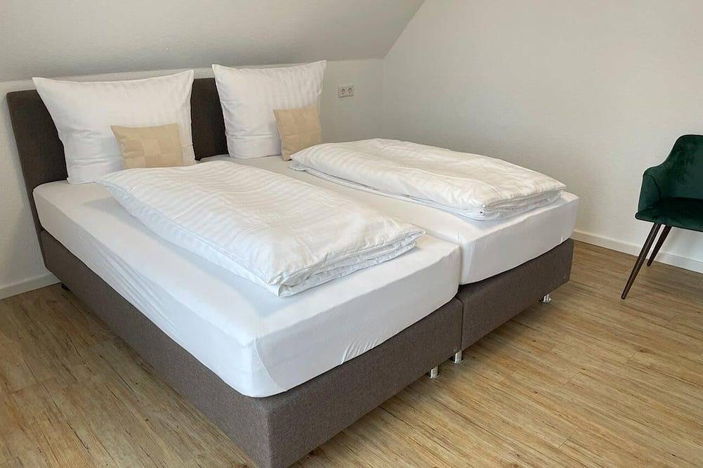 Geheel appartement, Vacation apartment Hunaublick (70sqm) with balcony southwest and 2 bedrooms in Altastenberg, Hochsauerlandkreis