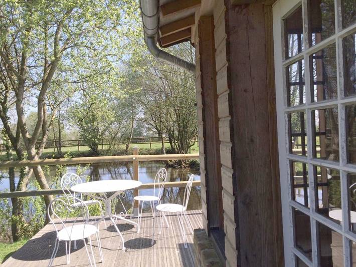 Location de vacances pour 6 personnes, avec Terrasse et Jardin ainsi que Vue sur le lac et Vue à Manerbe