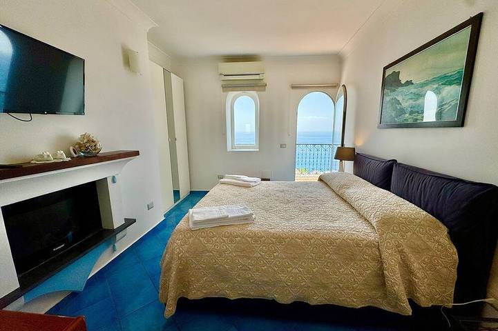 Entire apartment, Mareluna Holiday Home in Praiano, Sorrento Coast