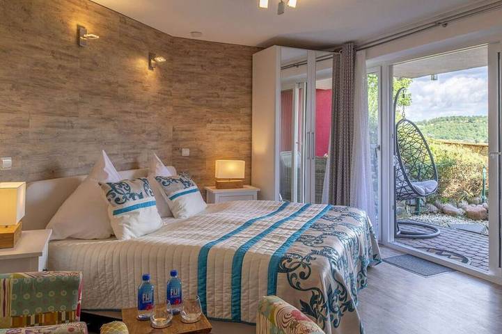 Ferienhaus für 2 Personen, mit Whirlpool und Terrasse sowie Sauna in Schalkenmehren