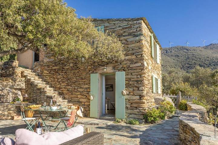 Location de vacances pour 4 personnes, avec piscine ainsi que jardin et vue, animaux acceptés à Centuri - 3