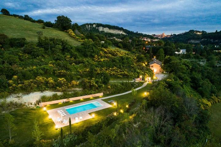 Casa vacanza per 3 persone, con piscina e giardino nonché panorama in Urbino