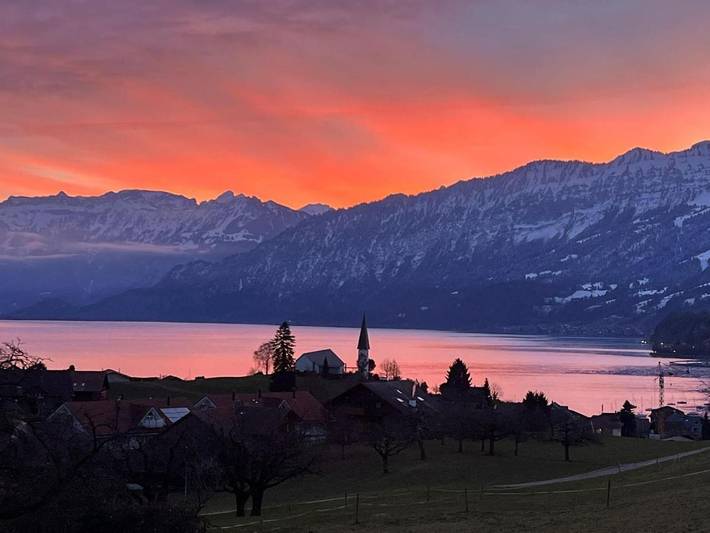 Pension voor 5 personen, with uitzicht and terras as well as uitzicht op het meer in Zwitserland