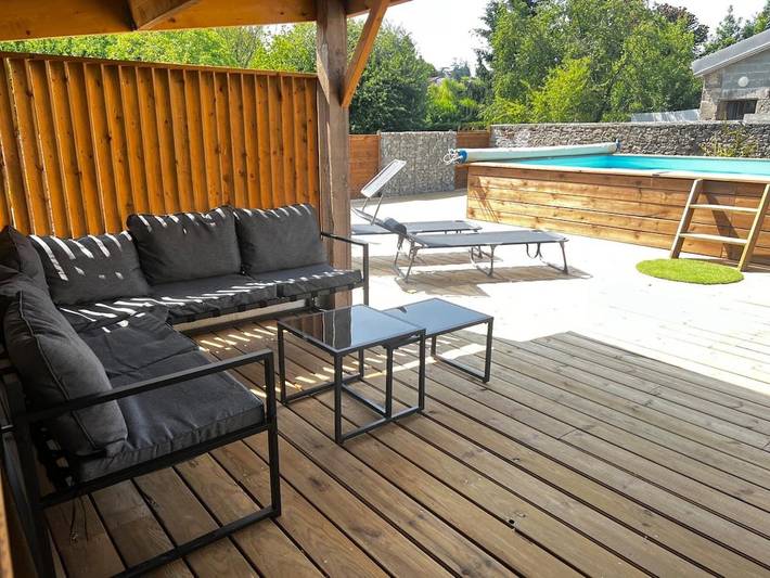 Location de vacances pour 15 personnes, avec Terrasse ainsi que Jardin et Piscine à Largeasse