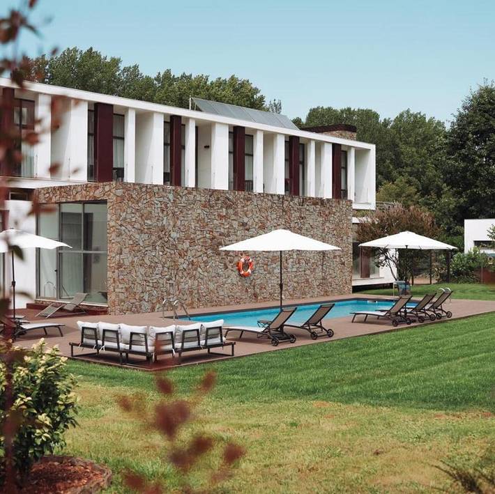 Hôtel pour 3 personnes, avec sauna et jardin ainsi que piscine et jacuzzi, adapté aux familles dans Miranda do Corvo