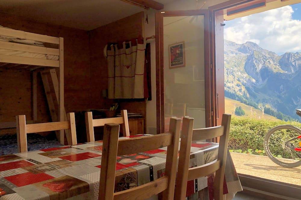 Entire apartment, Apartment with terrace, panoramic view and skis at your feet in Manigod, Annecy region