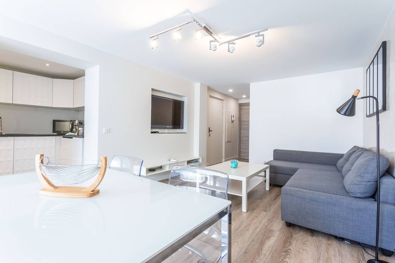 Appartement entier, Appartement 'Superbe F2 Spacieux' avec piscine partagée, Wi-Fi et climatisation in Saint-Raphaël, Côte méditerranéenne (France)